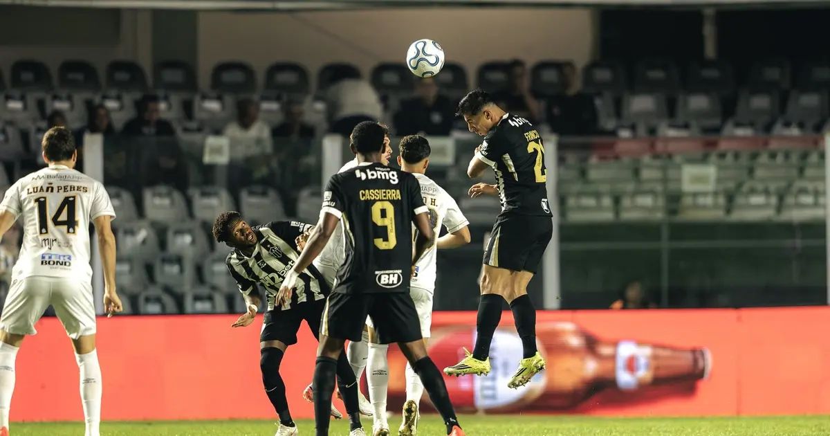 Jogadores do Atlético disputando bola na Vila Belmiro