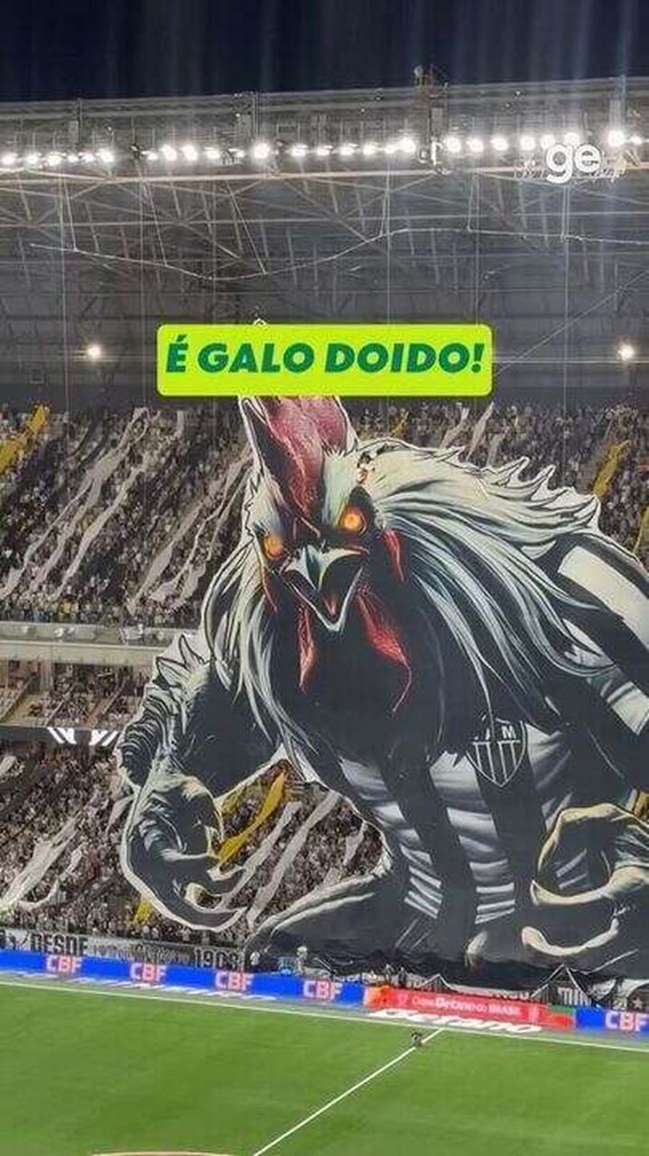 Mascote Galo Doido saltando do teto da Arena MRV