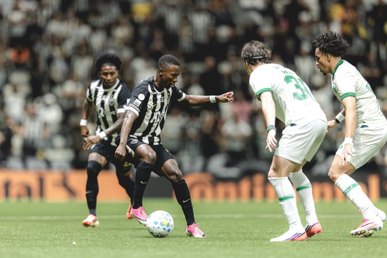 Jogadores do Atlético-MG em ação na Arena MRV contra o Juventude