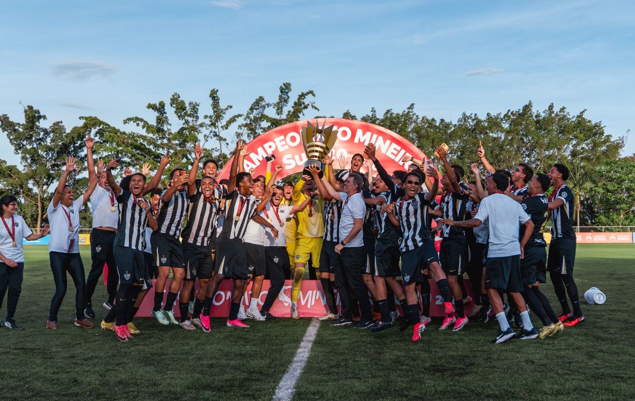 Jogadores do Atlético-MG comemoram título do Mineiro Sub-20