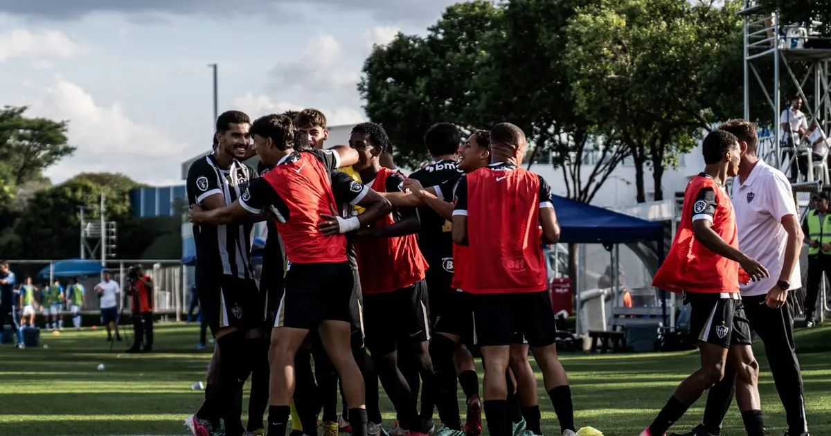 Jogadores do Atlético-MG comemorando o título Sub-20