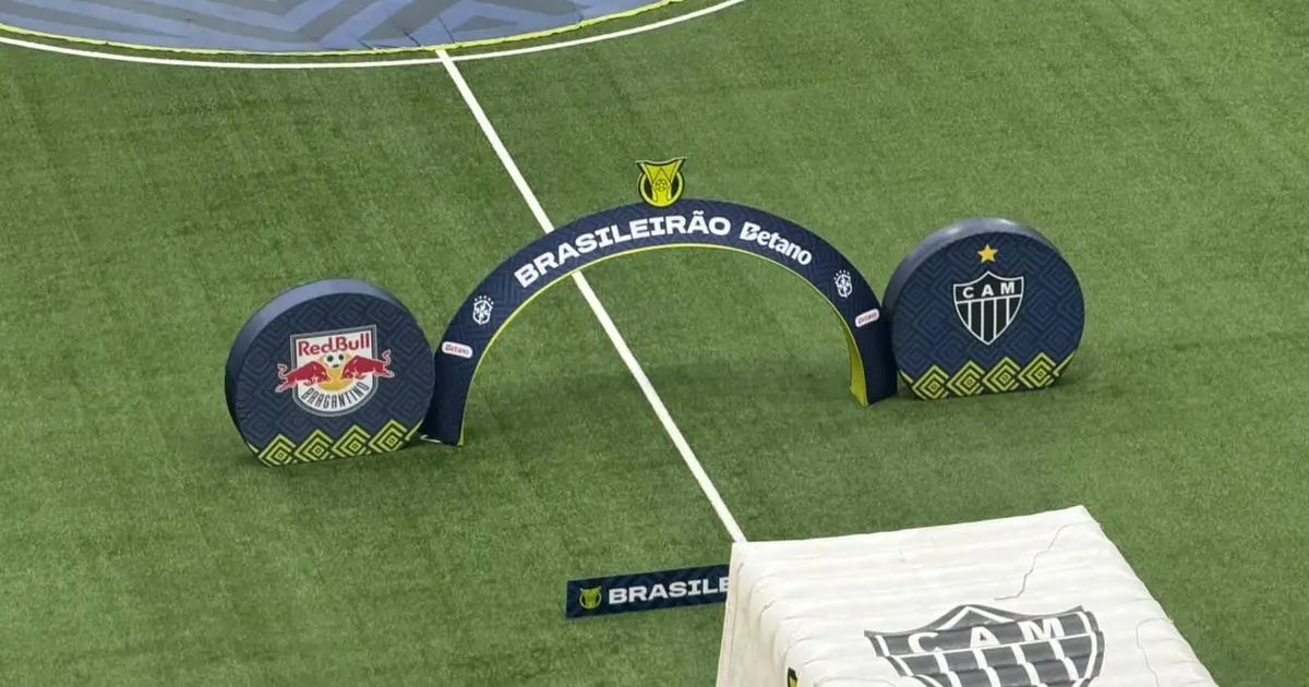 Jogadores do Atlético aquecendo na Arena MRV