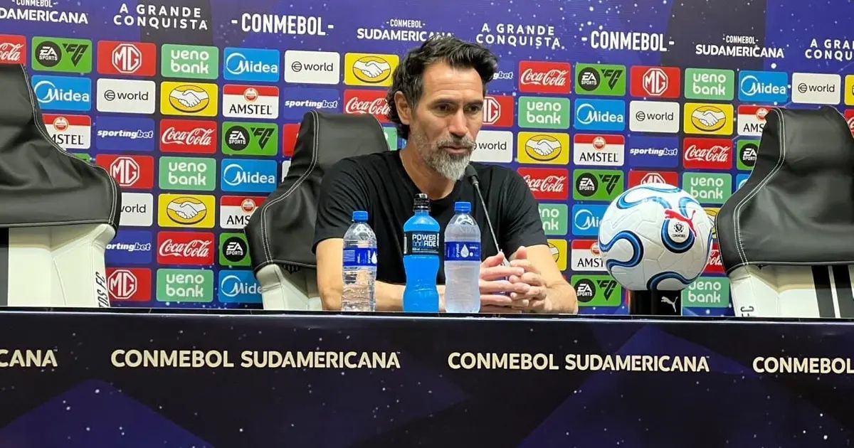 Jogadores do Atlético durante partida na Vila Belmiro