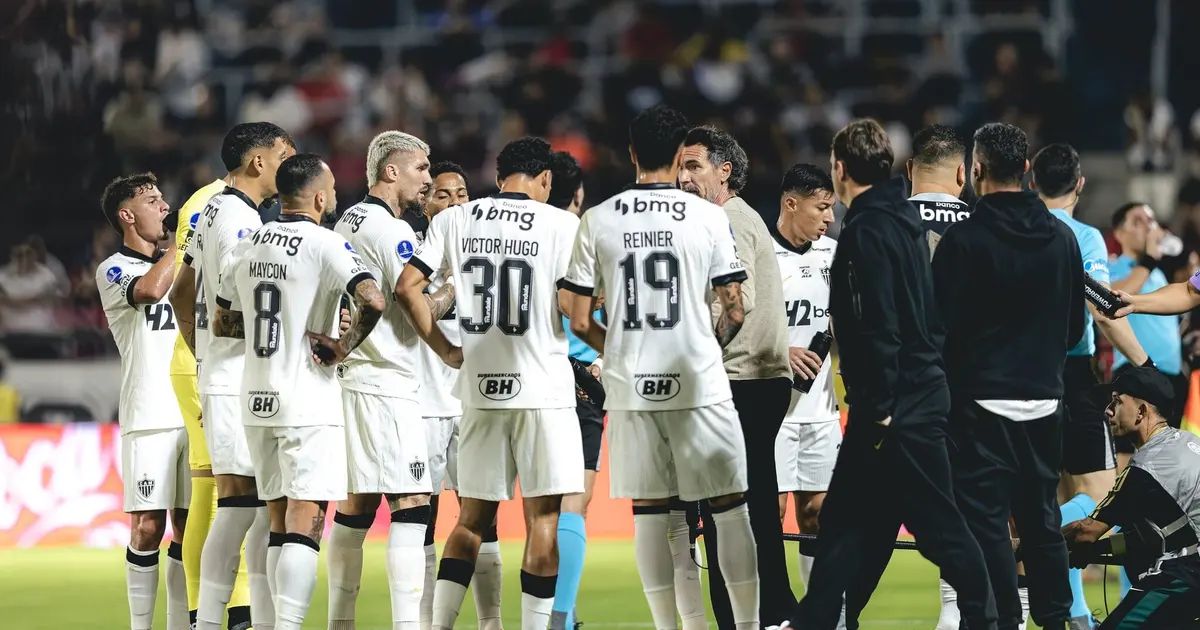 Atletas do Atlético comemoram gol contra o Bragantino em Bragança Paulista