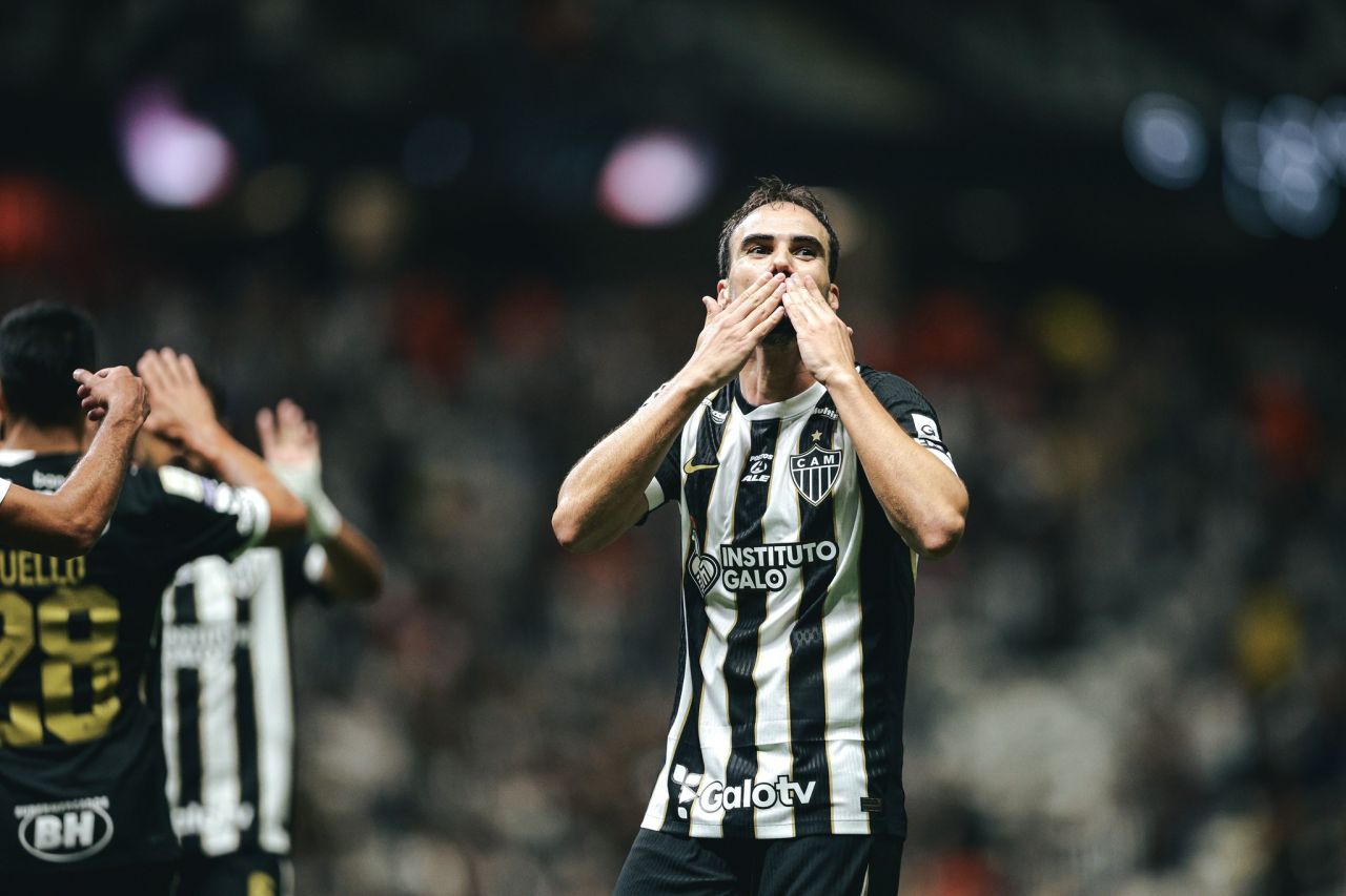 Igor Gomes comemorando gol na Arena MRV