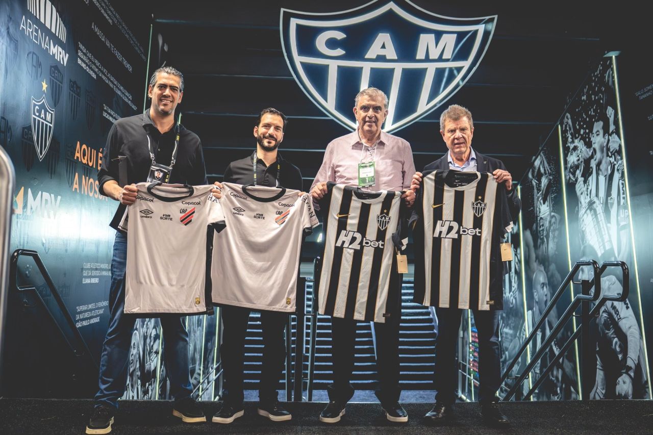 Paulo Bracks e Eduardo Domínguez no centro de treinamento
