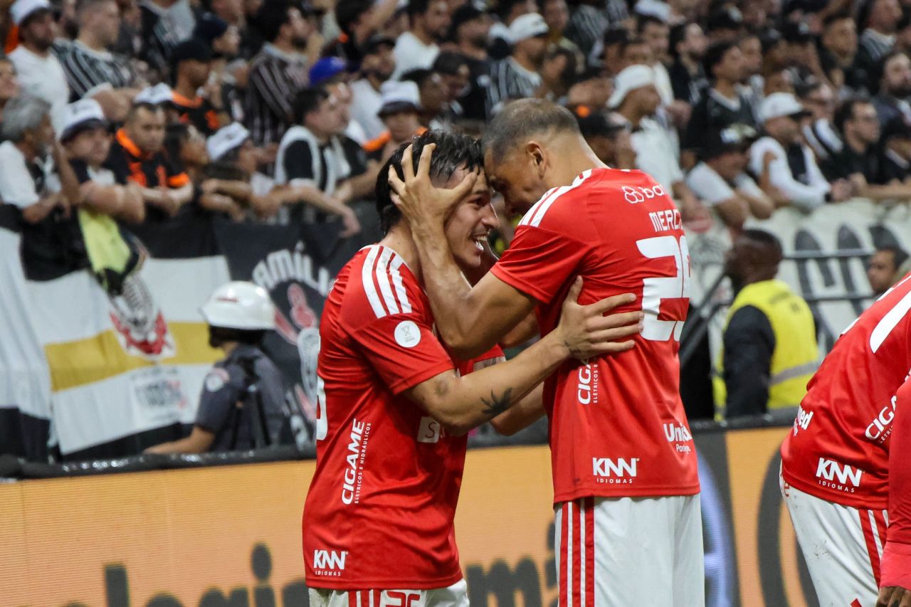 Jogadores do Atlético-MG comemorando gol