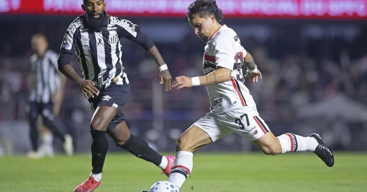 Atlético-MG com H2 Bet no uniforme contra Red Bull Bragantino