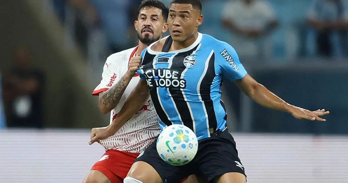Carlos Vinicius comemorando gol com camisa do Grêmio