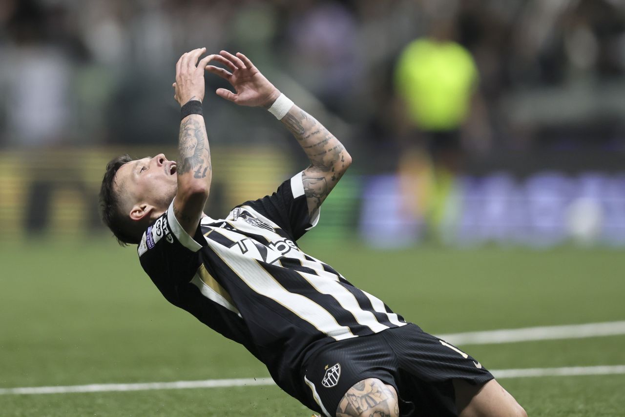 Ruan Tressoldi cabeceia para o gol na Arena MRV