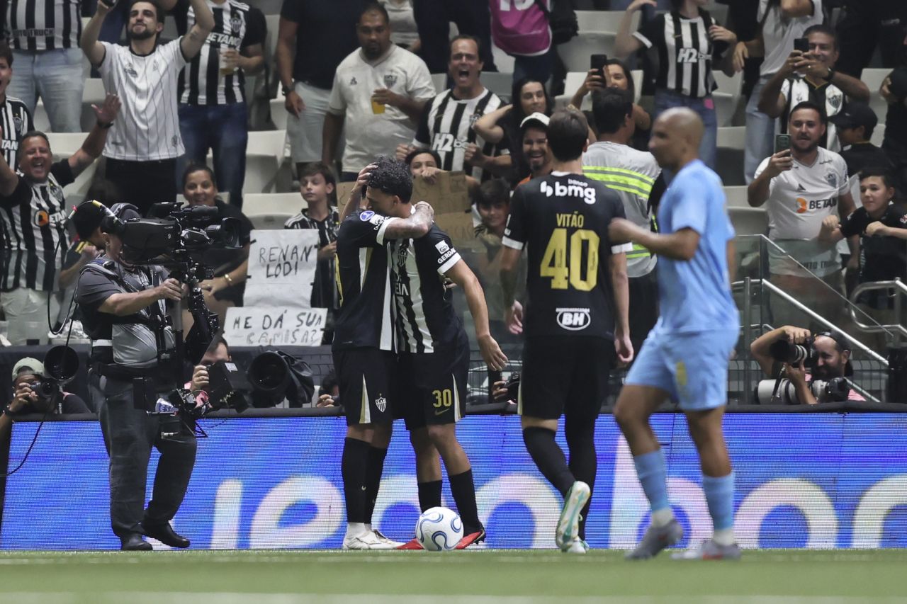 Jogadores do Atlético-MG comemorando após gol