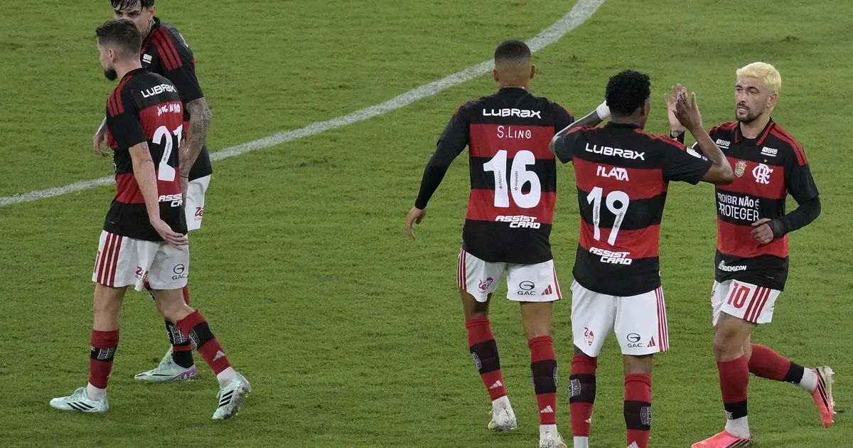 Jogadores do Atlético-MG e do Flamengo disputam bola no Maracanã