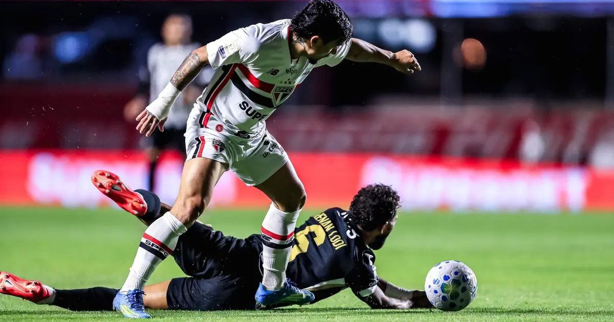 Jogadores do Atlético durante partida no Morumbi