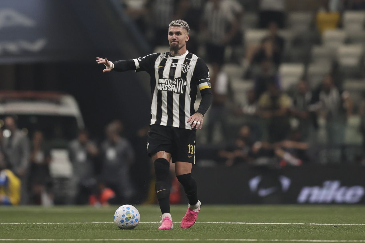 Lyanco em disputa durante Atlético-MG x Cruzeiro