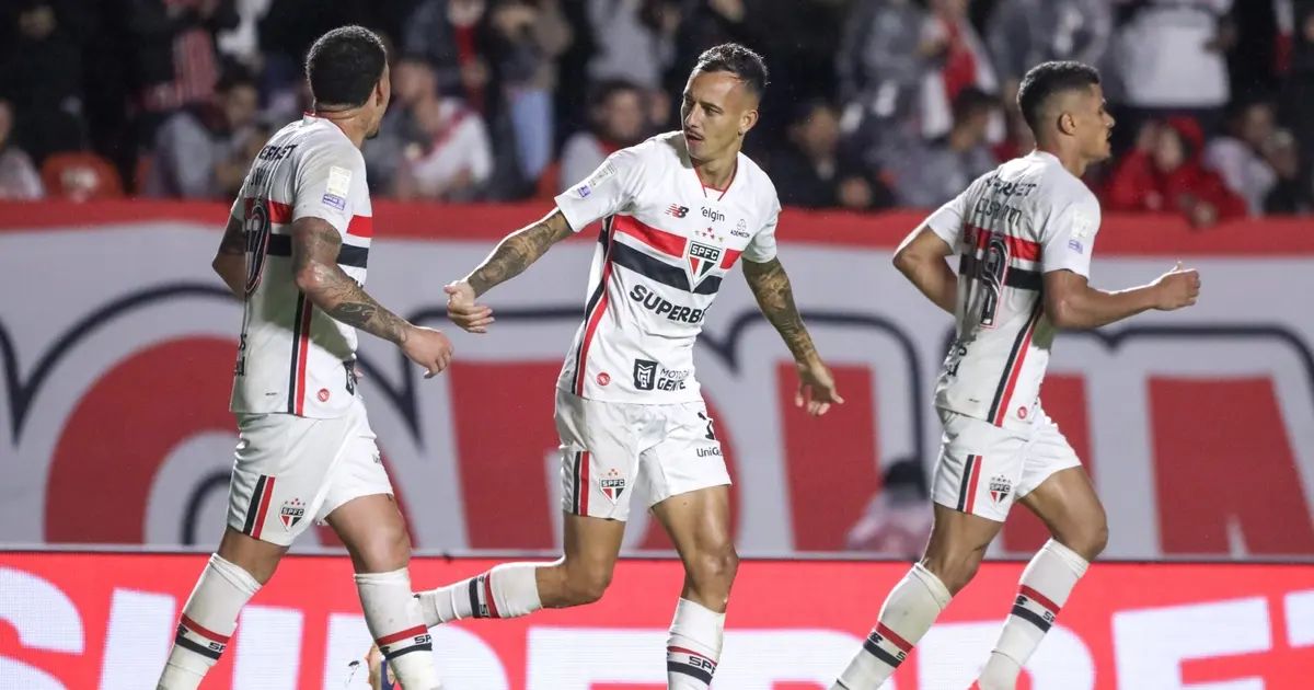 Jogadores do São Paulo comemoram gol contra o Atlético-MG no Morumbi