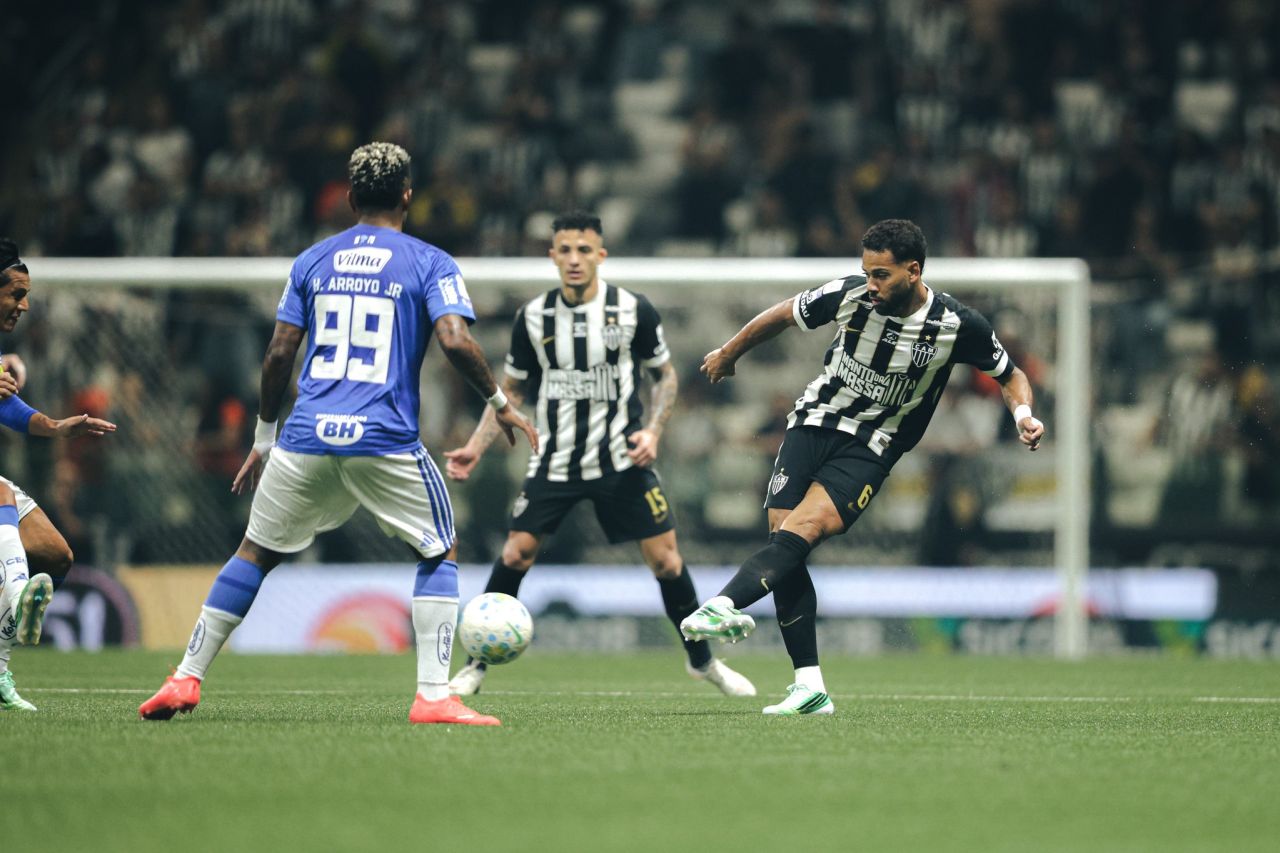 Jogadores do Atlético-MG cabisbaixos após derrota para o Cruzeiro