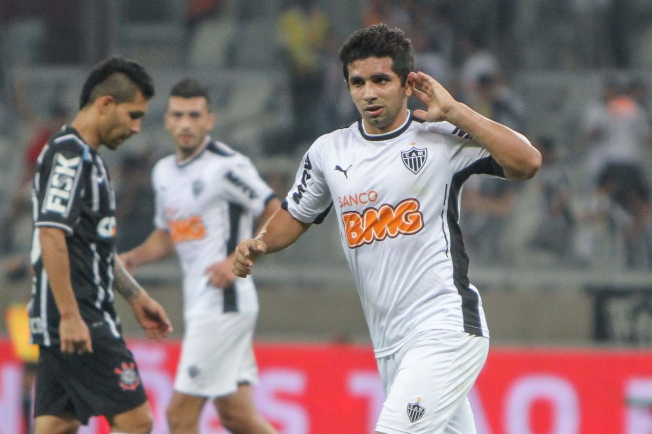Jogadores do Atlético-MG comemorando gol em campo