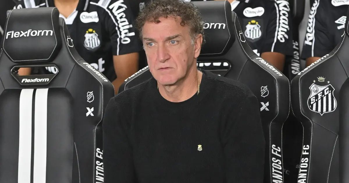 Cuca durante partida quando treinava o Santos