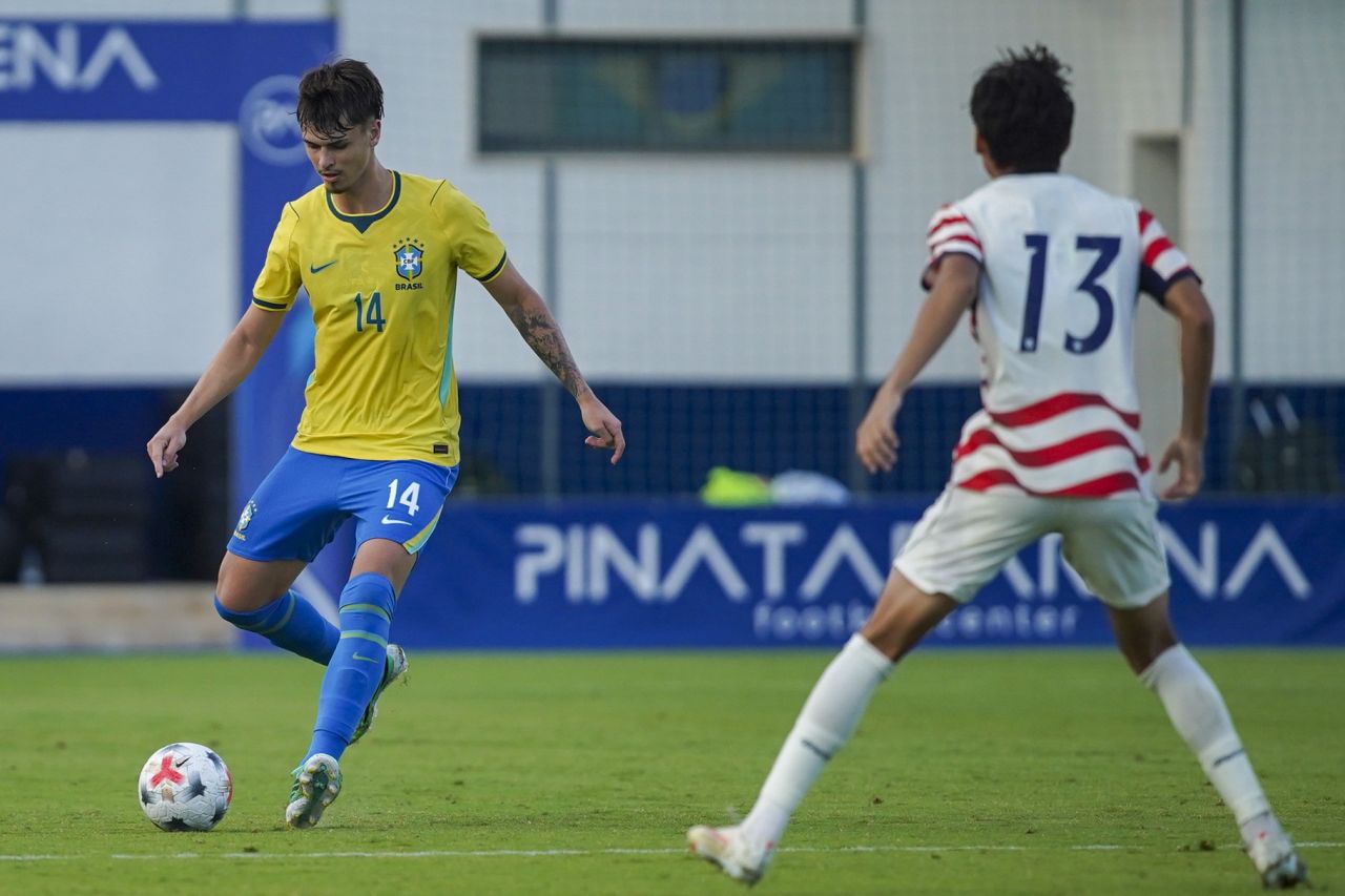 Vitão com a camisa da seleção sub-20
