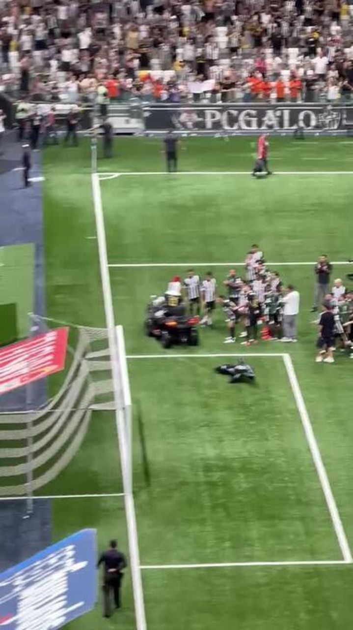 Mascote do Atlético arrastando boia em formato de peixe na Arena MRV