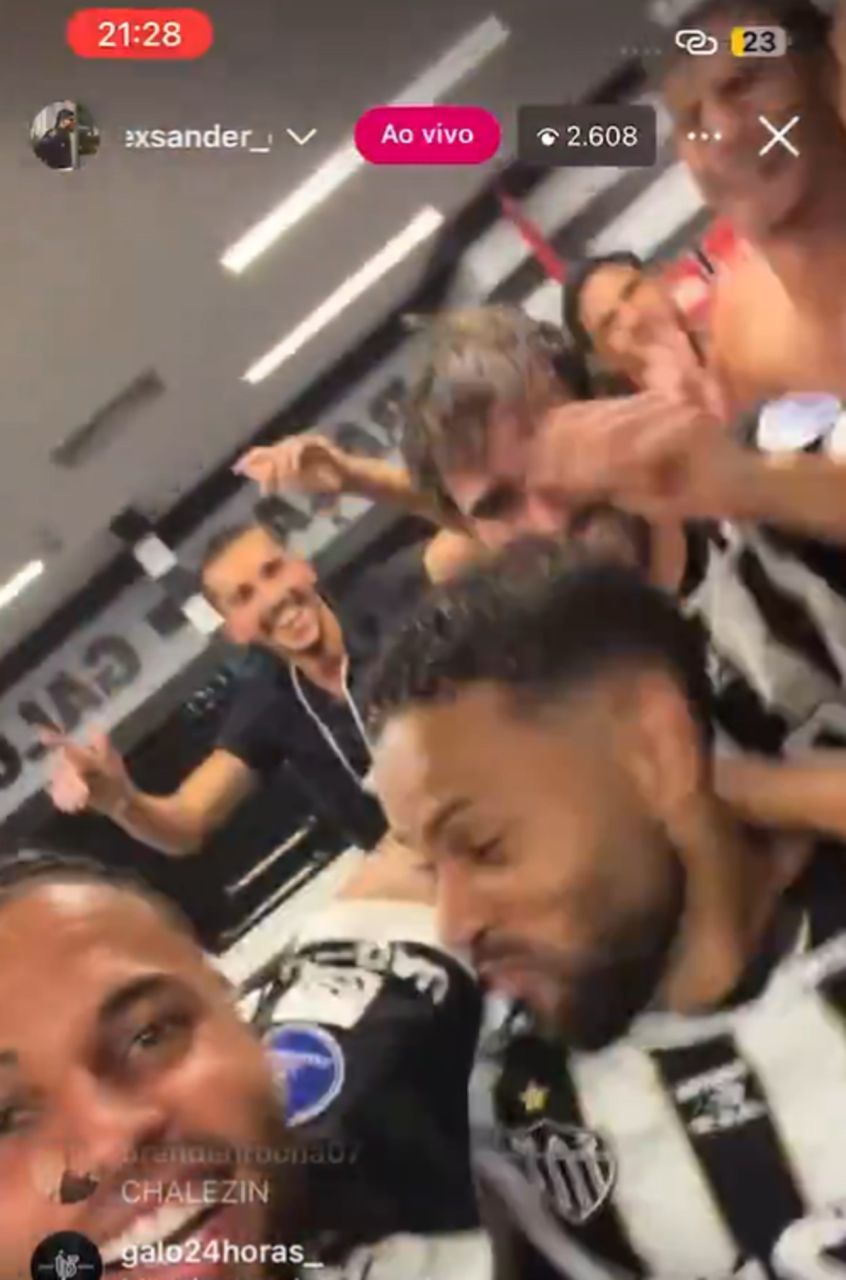 Jogadores do Atlético provocam Neymar durante transmissão no vestiário