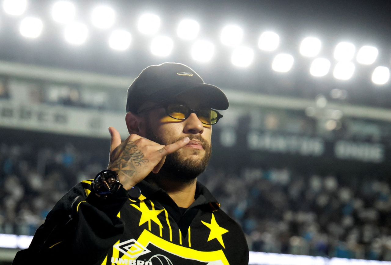 Neymar discutindo com torcedores durante jogo na Vila Belmiro