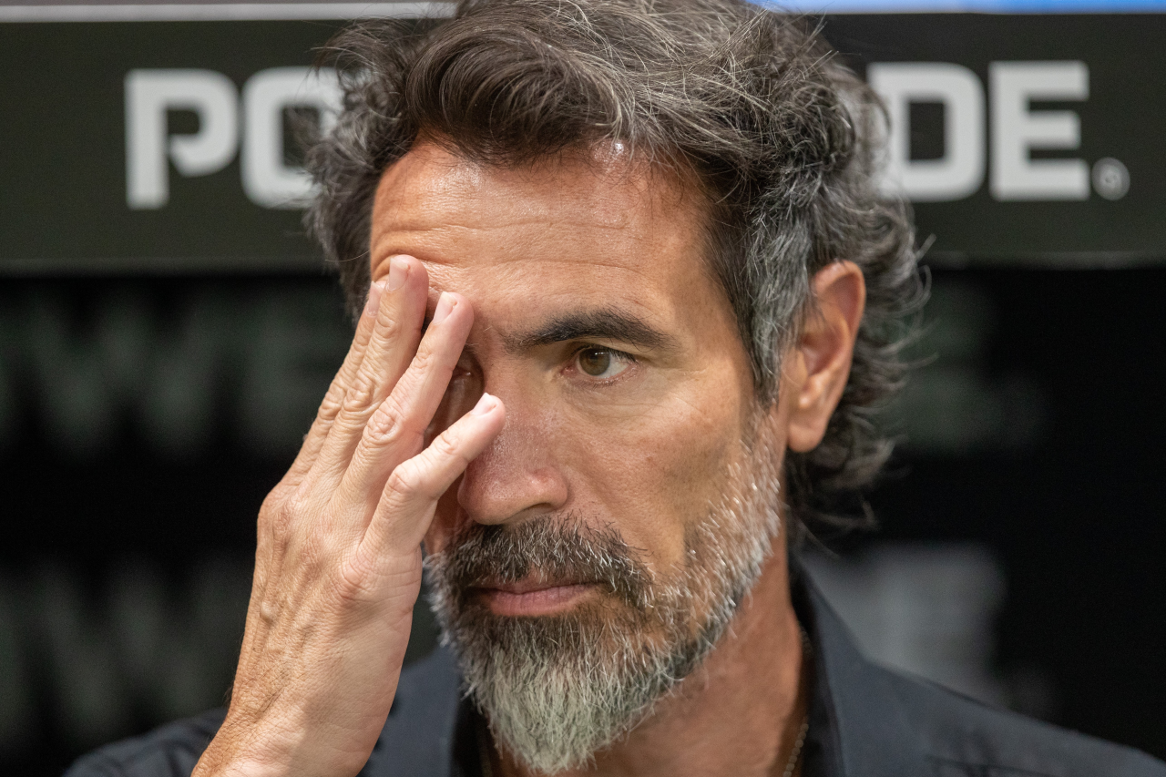 Bernard comemora gol com as mãos nos ouvidos durante jogo do Atlético-MG