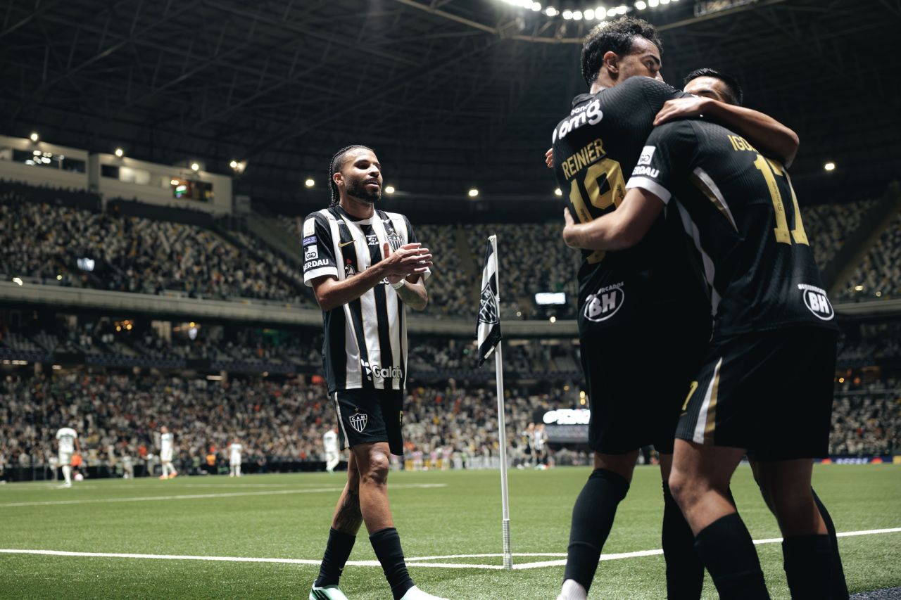 Jogadores do Atlético comemoram gol contra o Coritiba na Arena MRV