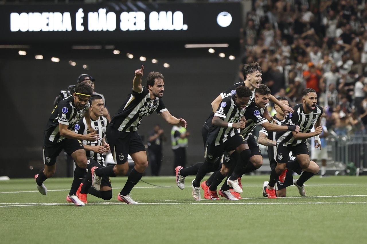 Torcida do Atlético-MG comemorando na Arena MRV