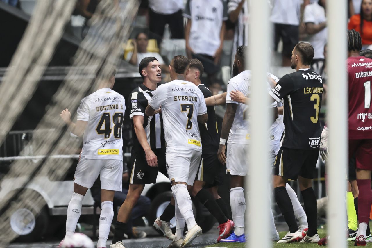 Jogadores do Atlético-MG e do Santos se estranham após o apito final