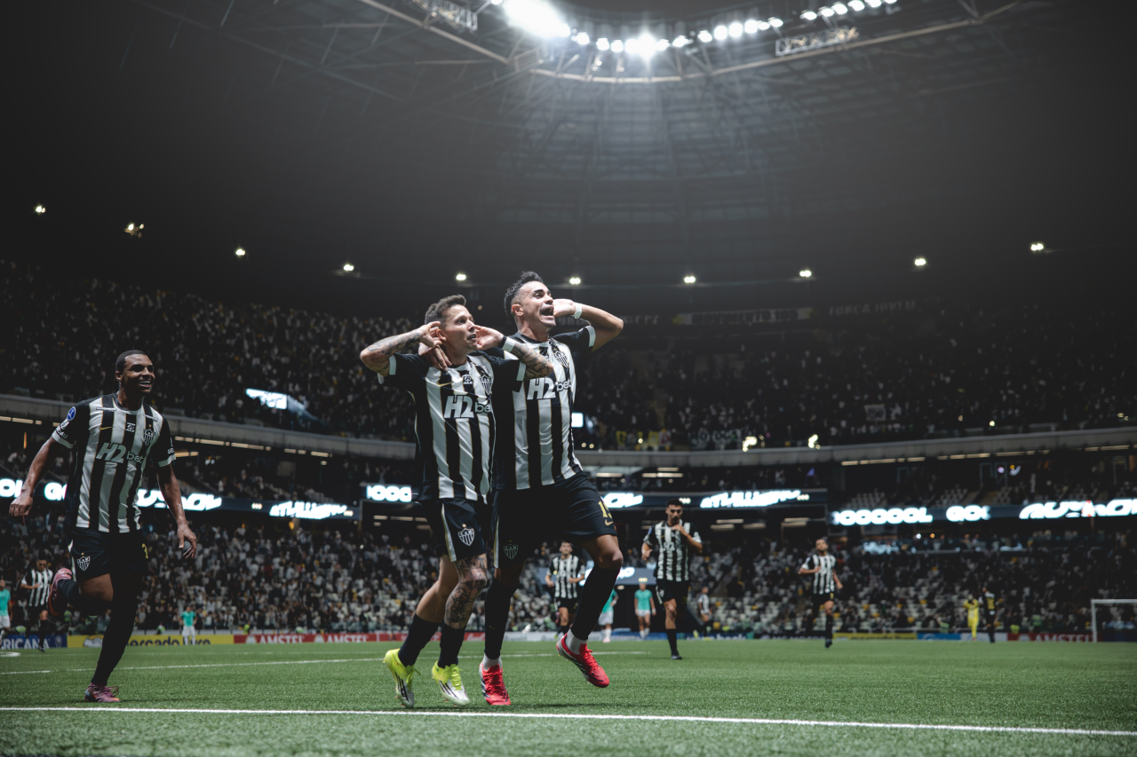 Jogadores do Atlético-MG comemorando gol contra o Juventud