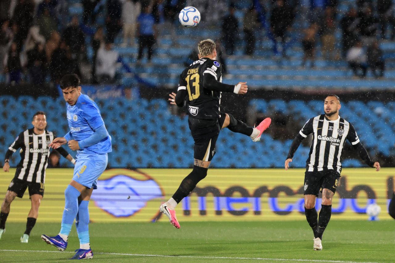 Gabriel Delfim defendendo bola durante semifinal em Montevidéu