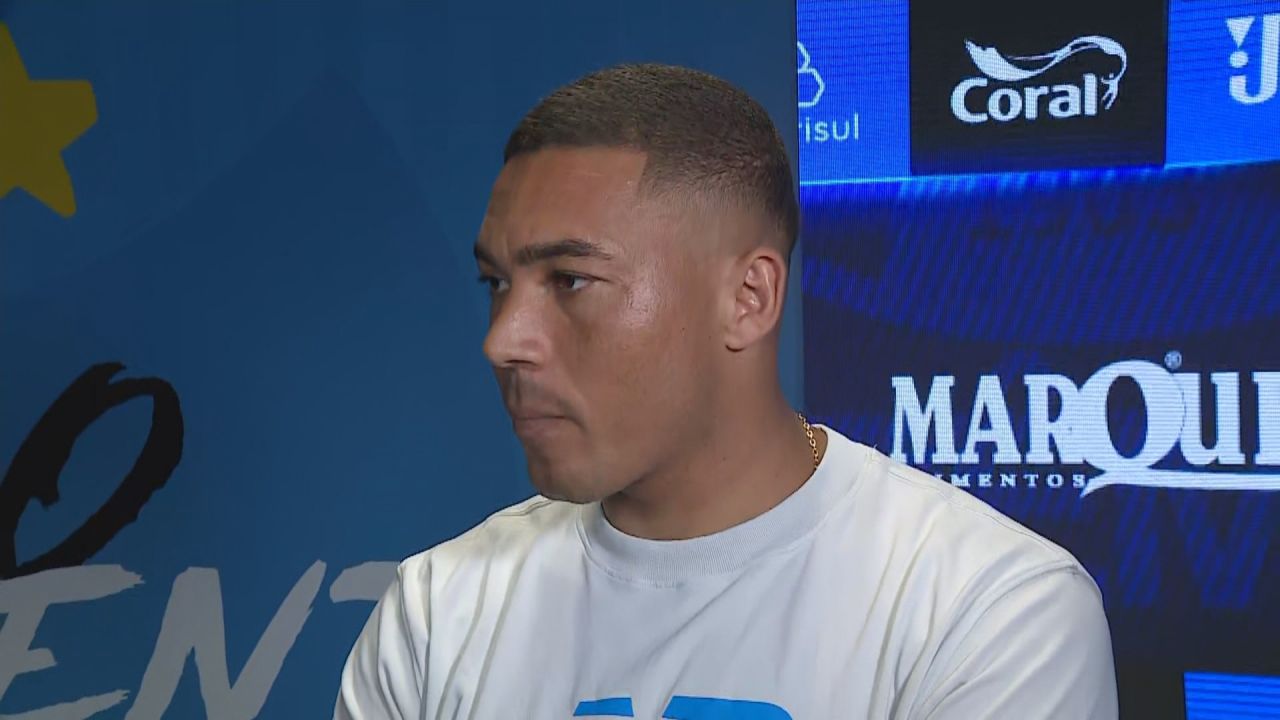Carlos Vinícius durante entrevista na Arena
