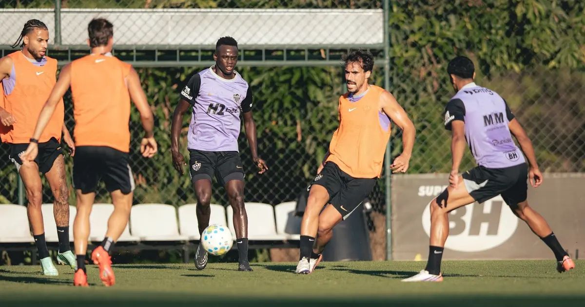 Domínguez no banco observando treino do Atlético antes de jogo na Arena MRV