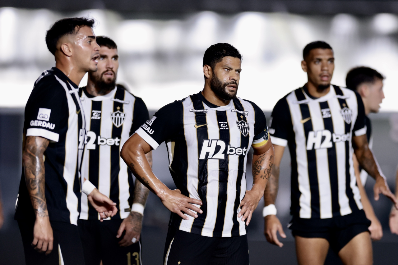 Jogadores do Atlético-MG durante partida na Vila Belmiro