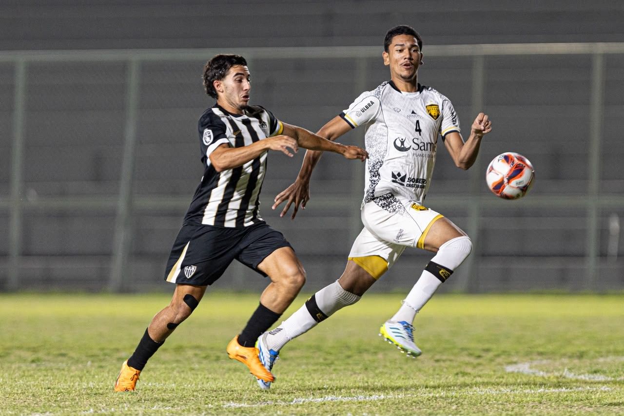 Jogadores do Atlético-MG Sub-20 comemorando gol na partida de ida