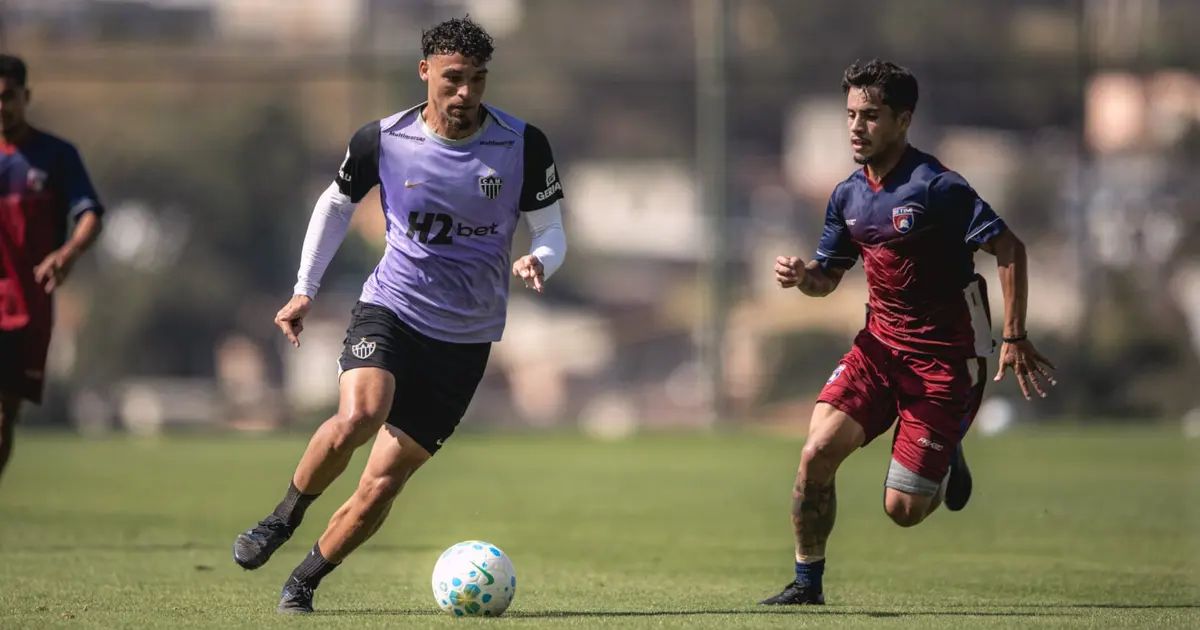 Cassierra comemora gol pelo Atlético em jogo-treino