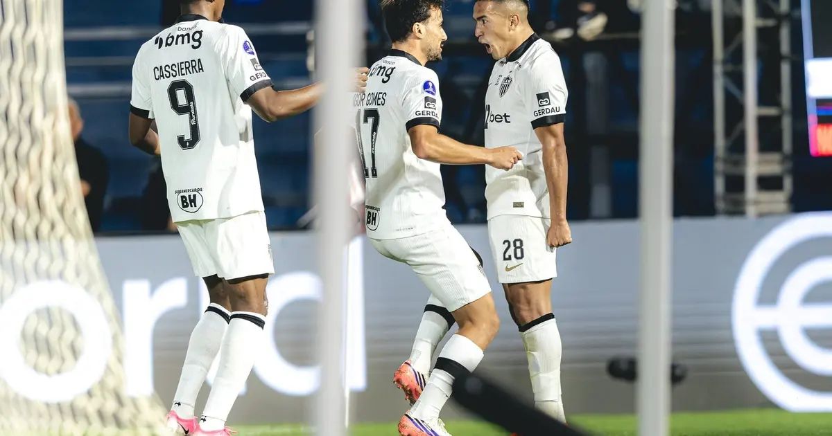 Jogadores do Atlético comemoram gol de Cuello em Bragança Paulista