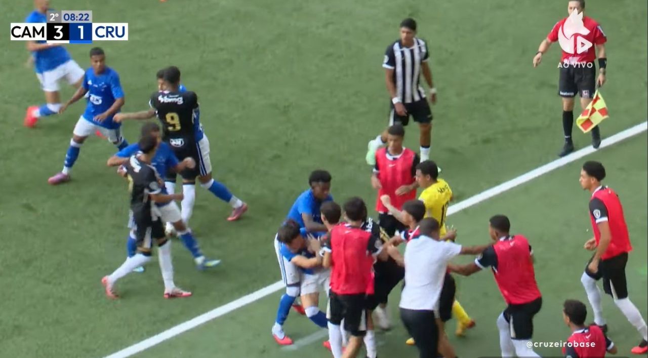 Confusão entre jogadores de Atlético-MG e Cruzeiro na final do Mineiro sub-20