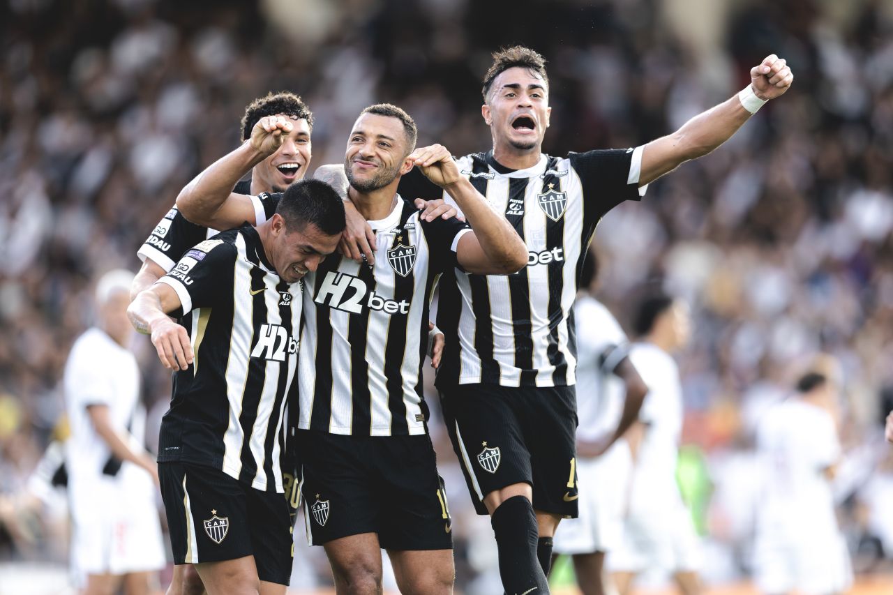 Jogadores do Atlético-MG comemoram gol em São Januário