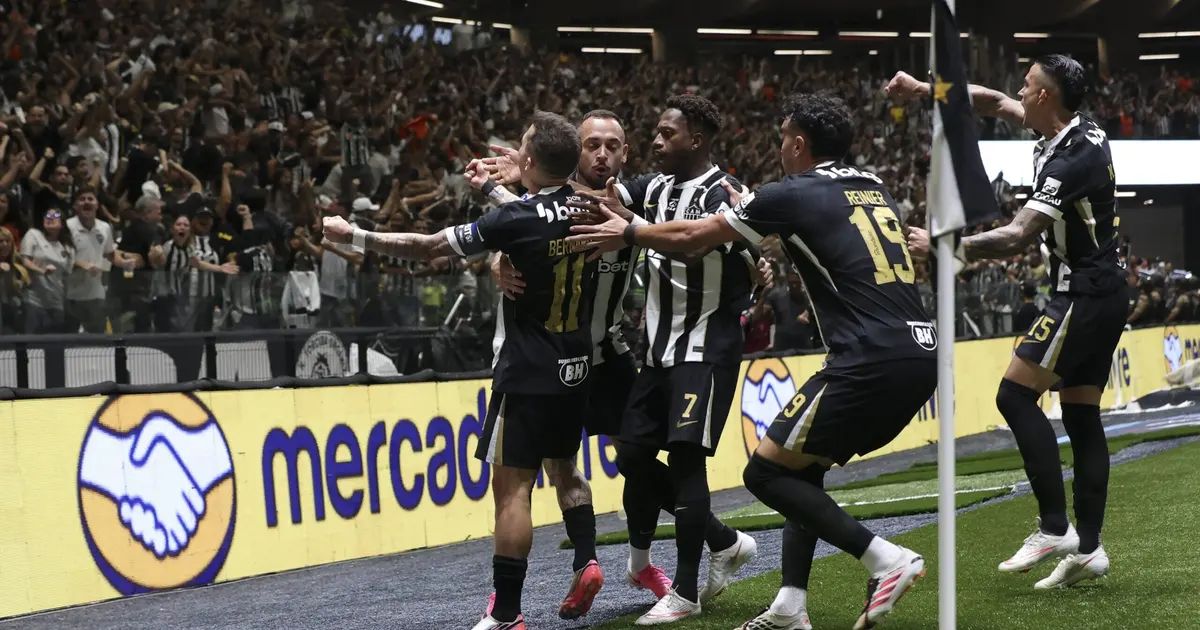 Jogadores do Atlético comemoram gol decisivo na Arena MRV