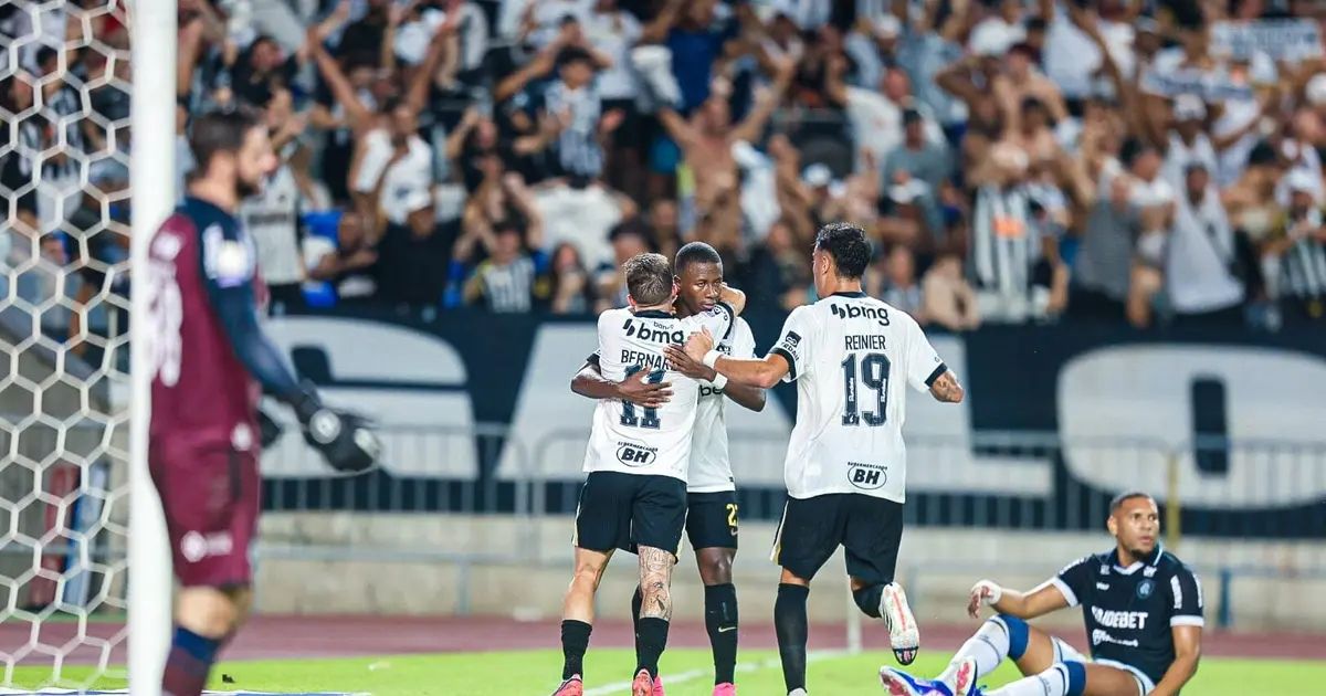 Jogadores do Atlético comemorando um gol