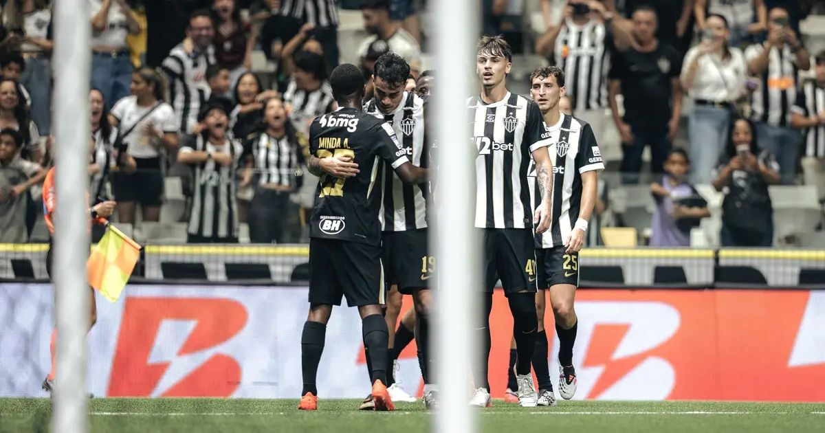 Jogadores do Atlético-MG comemorando em campo