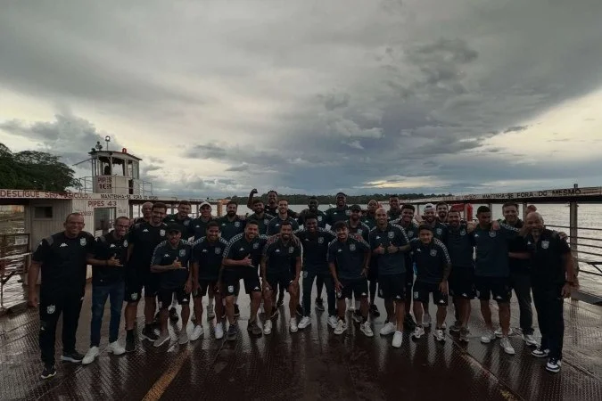Jogadores do Gama aquecendo no Bezerrão
