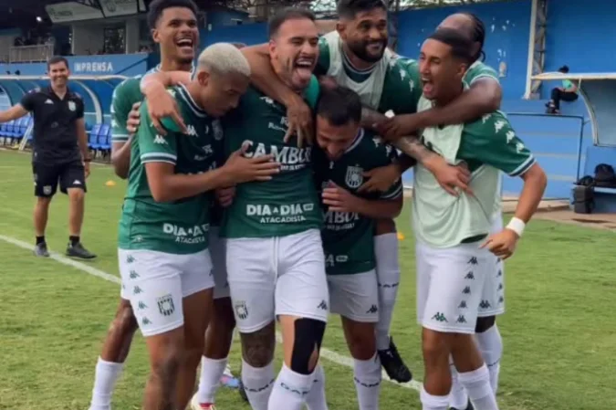 Jogadores do Gama comemoram gol no Anníbal de Toledo