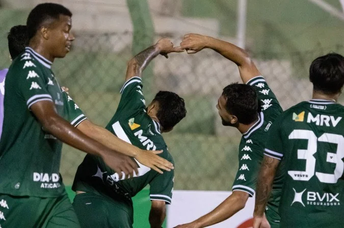 Jogadores do Gama comemoram gol no Bezerrão