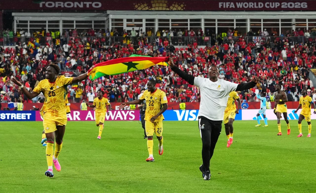 Torcida de Gana comemora gol nos acréscimos contra o Panamá
