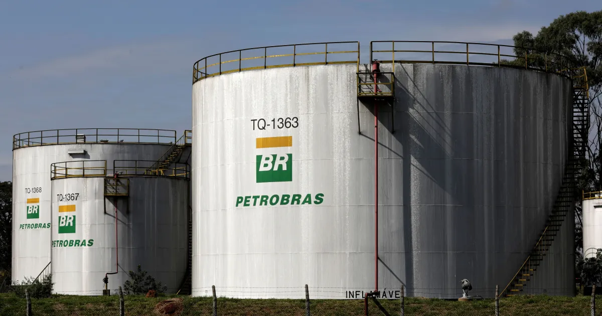Plataforma de petróleo ao pôr do sol