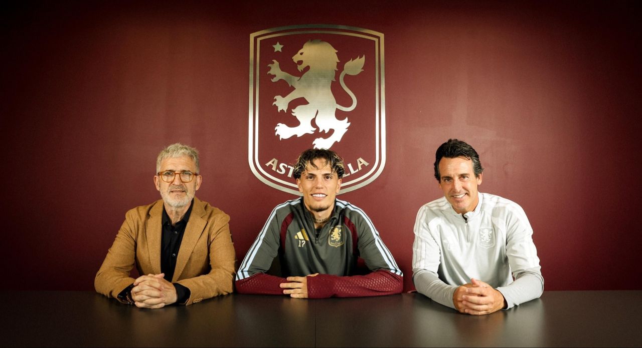 Alejandro Garnacho com a camisa do Aston Villa