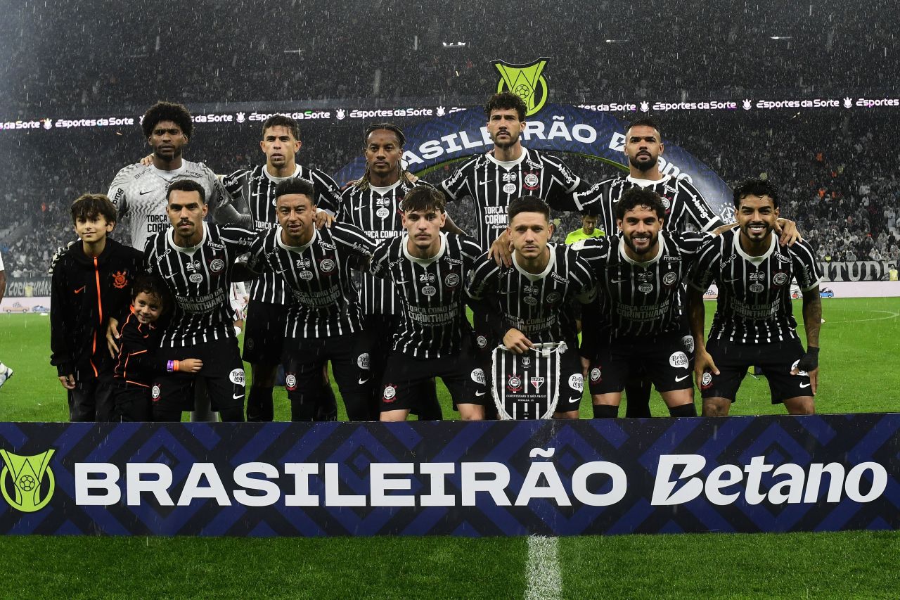 Jogadores do Corinthians posados no campo